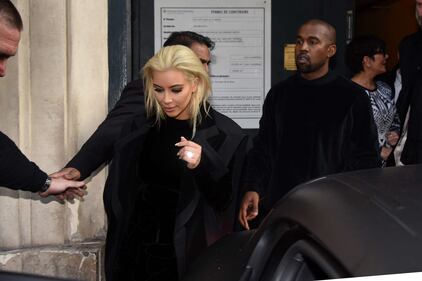 Kardashian cambia look: caschetto biondo platino 16