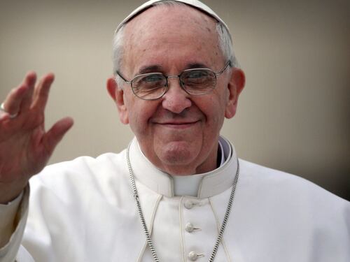 "Questa è la vera acqua santa", lo scherzo del Papa in un video censurato dal Vaticano