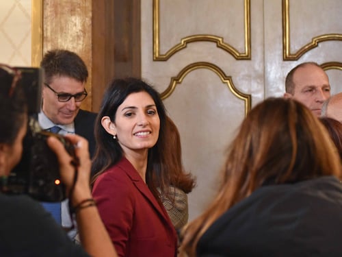 Raggi lancia la caccia all’untore: "Romani, segnalate assembramenti"