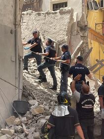 Crolla palazzina a Torre del Greco: le immagini dei soccorsi 6
