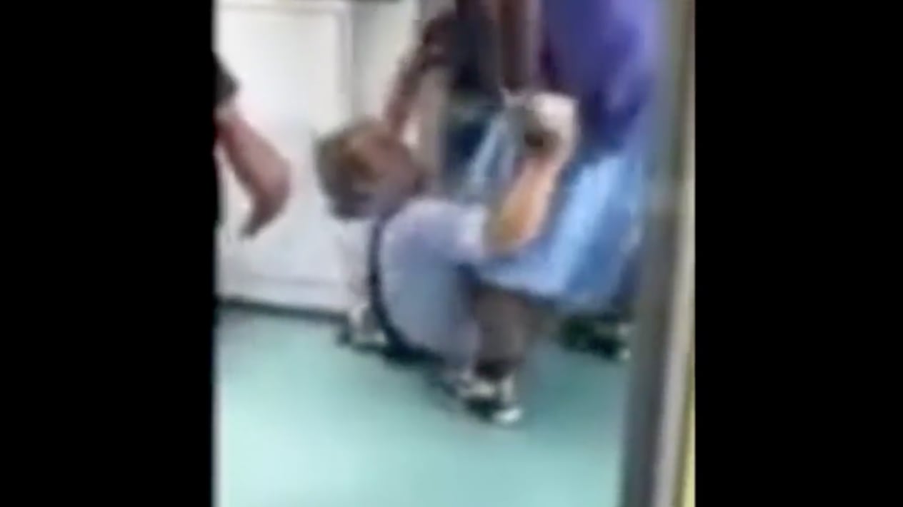 "Aggredito e picchiato da quel ragazzo straniero. Ora mi licenziano pure"