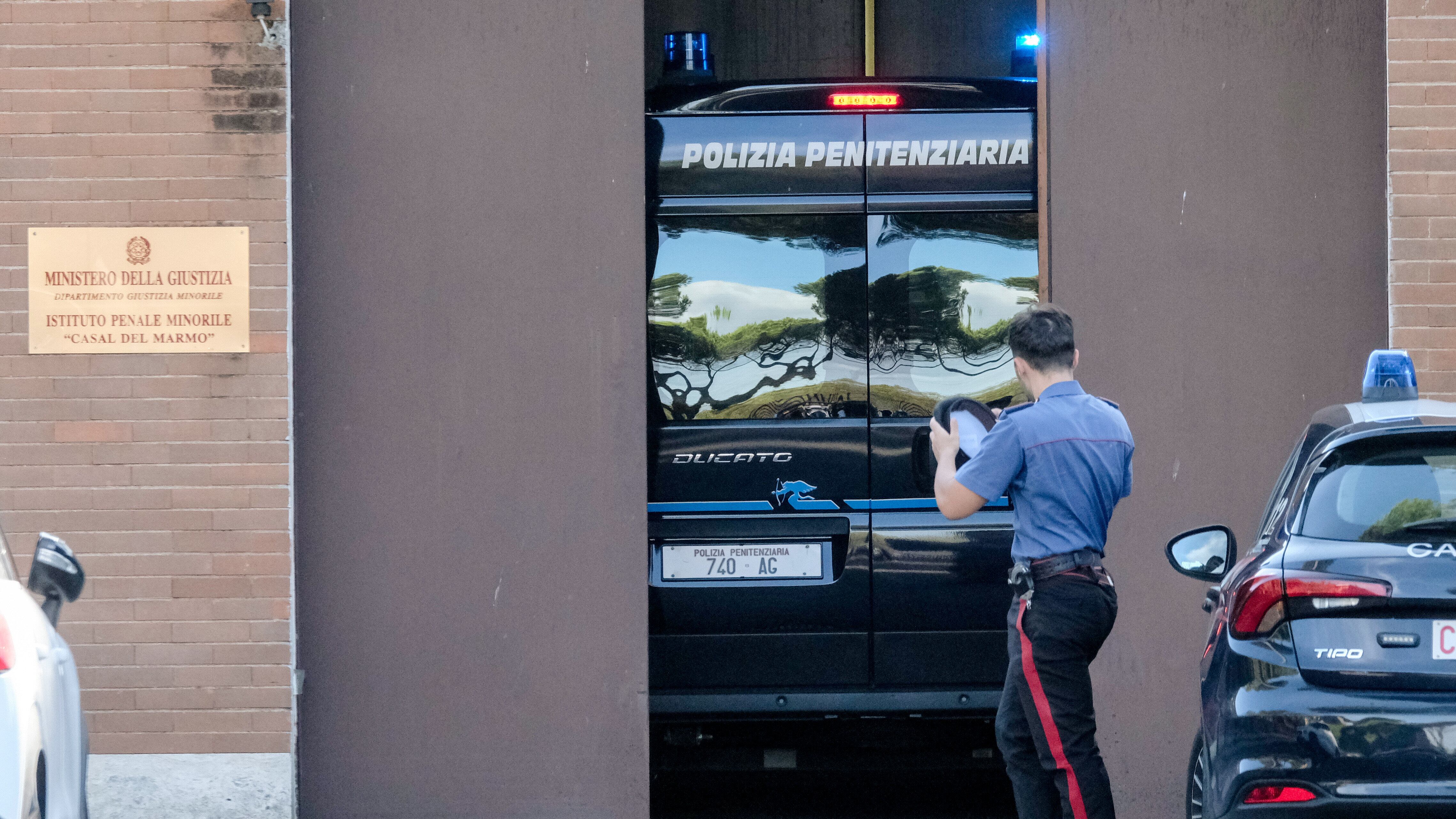 Casal del Marmo brucia, rivolta dei baby detenuti