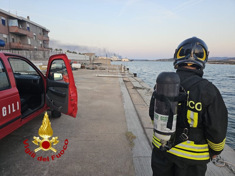 L'intervento dei vigili del fuoco sullo yacht incendiato a Olbia 1