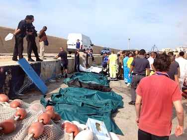 Tragedia a Lampedusa, brucia barcone di immigrati 2