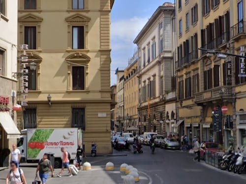 Firenze, clandestino rincorre uomo con catena: addosso anche coltelli