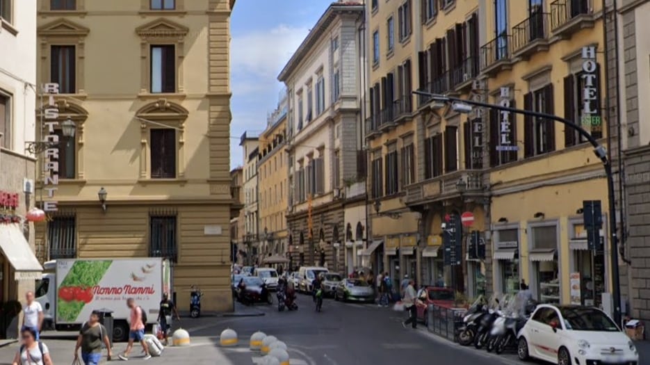 Firenze, clandestino rincorre uomo con catena: addosso anche coltelli