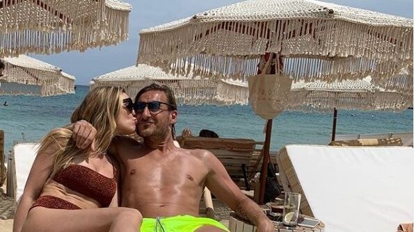 Francesco Totti e Ilary Blasi, tenere effusioni in barca