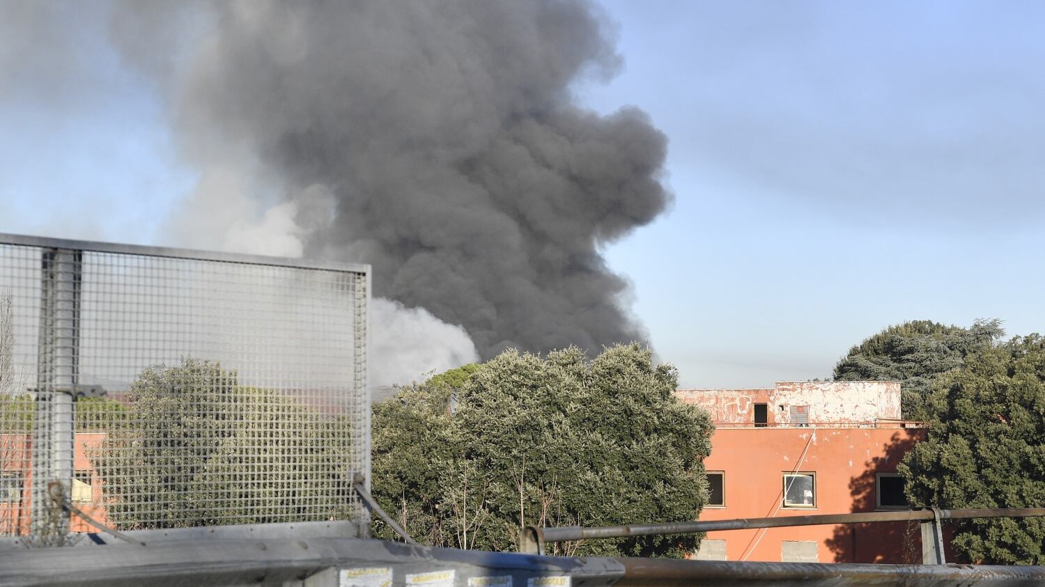 Rogo rifiuti a Roma, opposizioni all'attacco: "Gestione da dilettanti", "Nuova terra dei fuochi"