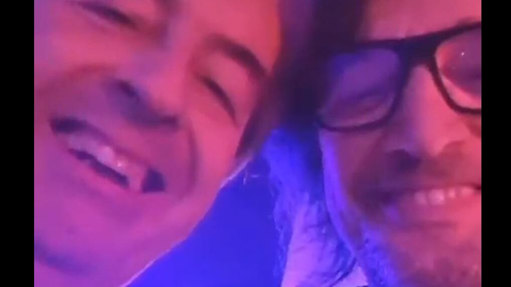 "Senza mascherina...". La "movida" di Burioni finisce nella bufera social