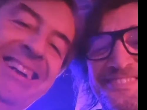 "Senza mascherina...". La "movida" di Burioni finisce nella bufera social