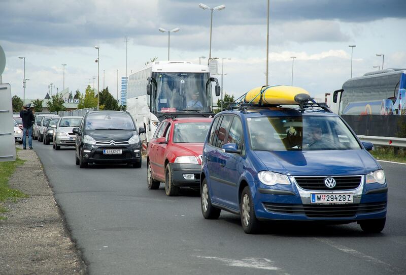 Viennesi in auto in Ungheria: vanno a prendere i migranti