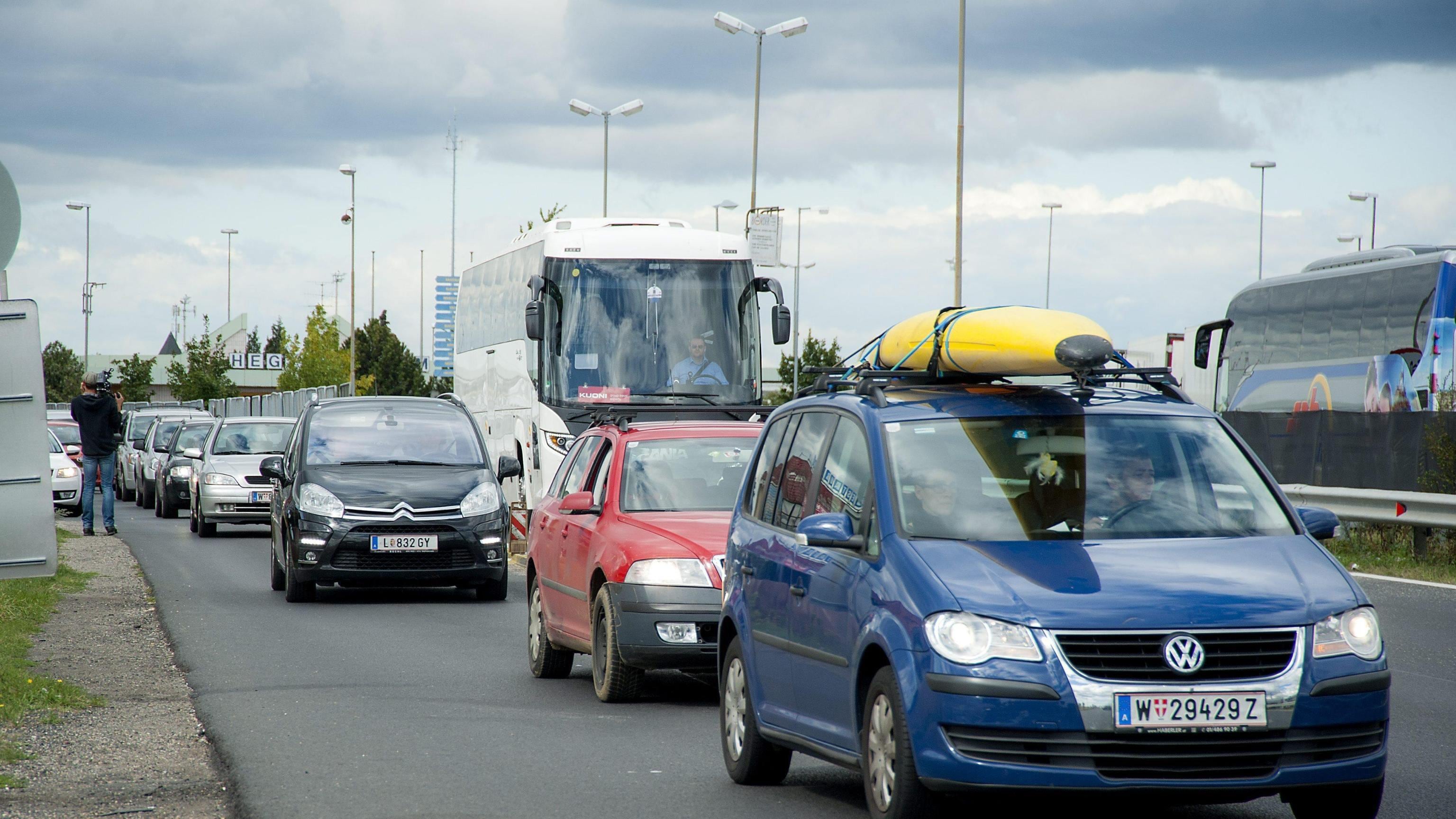 Viennesi in auto in Ungheria: vanno a prendere i migranti