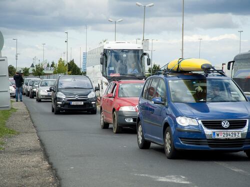 Viennesi in auto in Ungheria: vanno a prendere i migranti