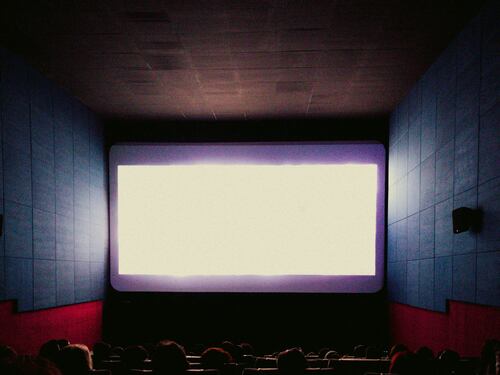 Ciak si gira, gli italiani tornano al cinema. Ma conti in chiaroscuro