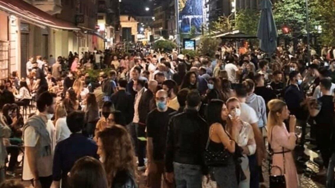 Muccino e la foto della movida a Milano, scoppia polemica social