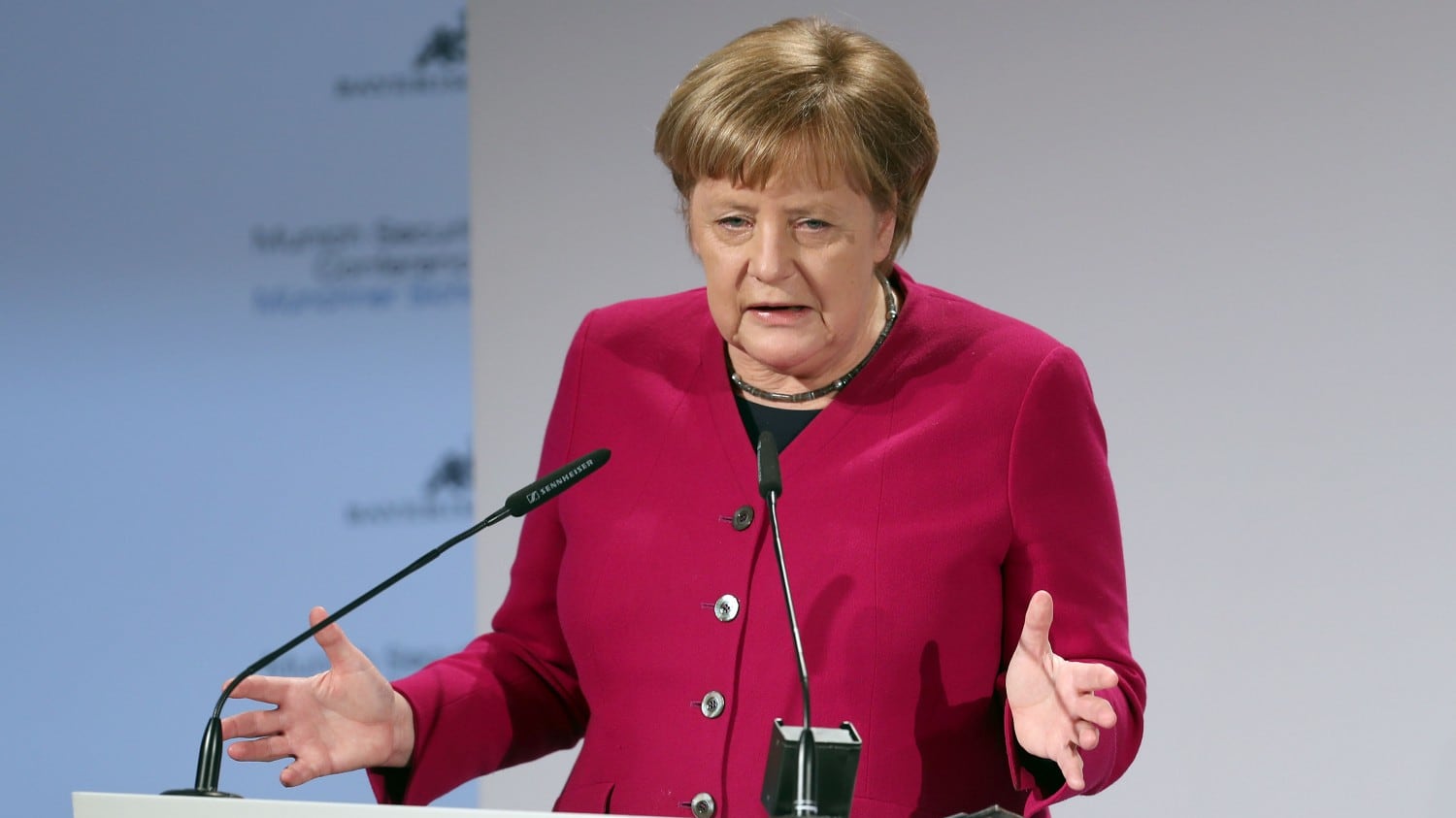 Dossier accusa la Merkel: "Ha accolto migliaia di criminali stranieri"
