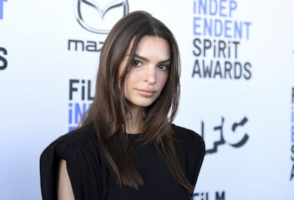 Emily Ratajkowski sexy al mare  5