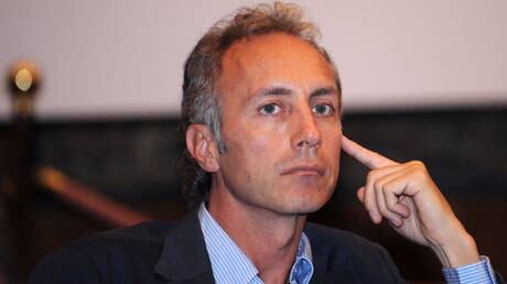 Travaglio va a Palazzo e fa il tagliatore di testate