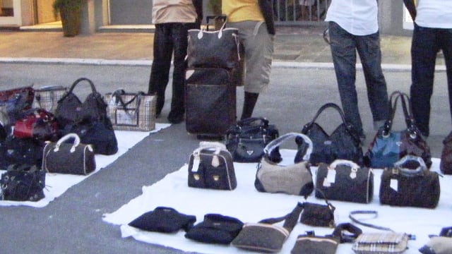 "Vendere borse taroccate non è reato se non crei danno alle case di moda"