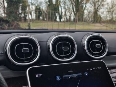 Mercedes Classe C 300e: le foto del plug-in della Stella 19