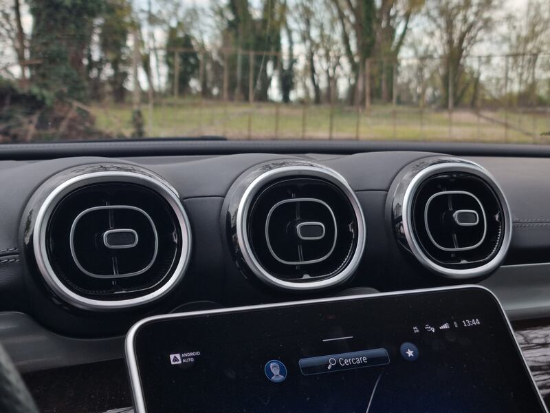Mercedes Classe C 300e: le foto del plug-in della Stella 19