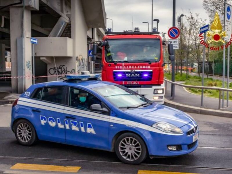 Milano, nordafricano scappa dalla polizia e si butta nel Naviglio in secca 5