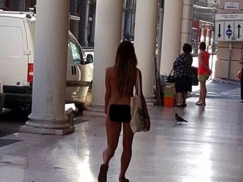 Bologna, il mistero della ragazza che gira nuda per strada