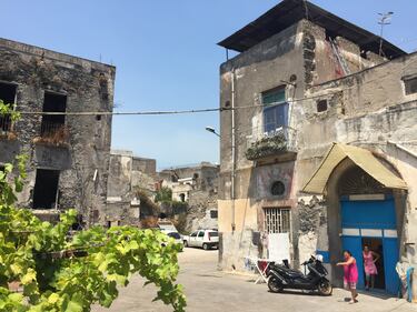 Nel centro di Torre Annunziata, "Pompei moderna" fatta di ruderi abitati 11