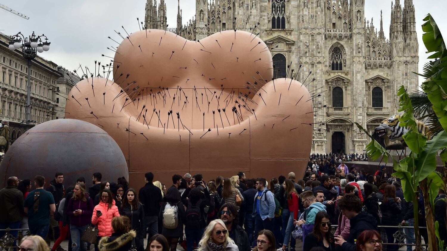 Ecco la poltrona-donna: "Bene che faccia parlare della violenza di genere"