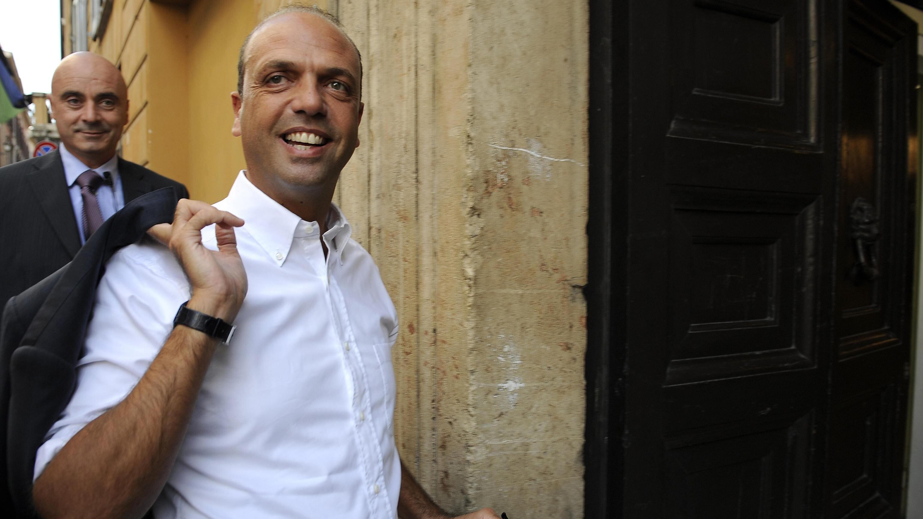 L'appello del segretario Pdl: «Non scegliete moderati senza chance»