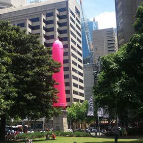 Sydney, spunta un preservativo gigante 1