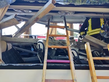 Grave incidente sull'A1, il pullman si ribalta. Le immagini dei vigili del fuoco 1