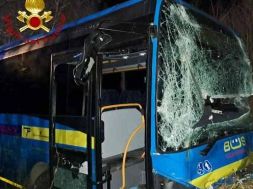 Asti, autobus di linea si scontra con furgone: muore conducente, tre feriti