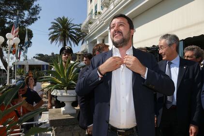 Salvini si mette la giacca 2