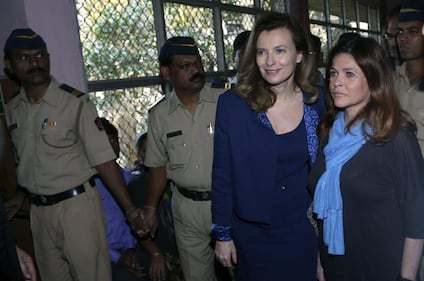 Valèrie arriva in India per un viaggio umanitario 9