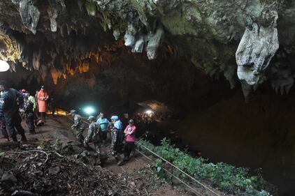 Thailandia, paura per 12 bambini intrappolati in una grotta 8