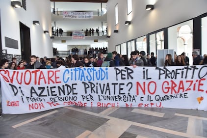 Scontri tra studenti e forze dell'ordine alla Statale di Milano 11