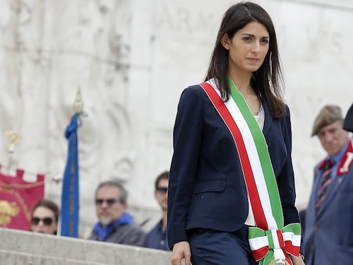 La "sindaca" Raggi adesso è anche incostituzionale