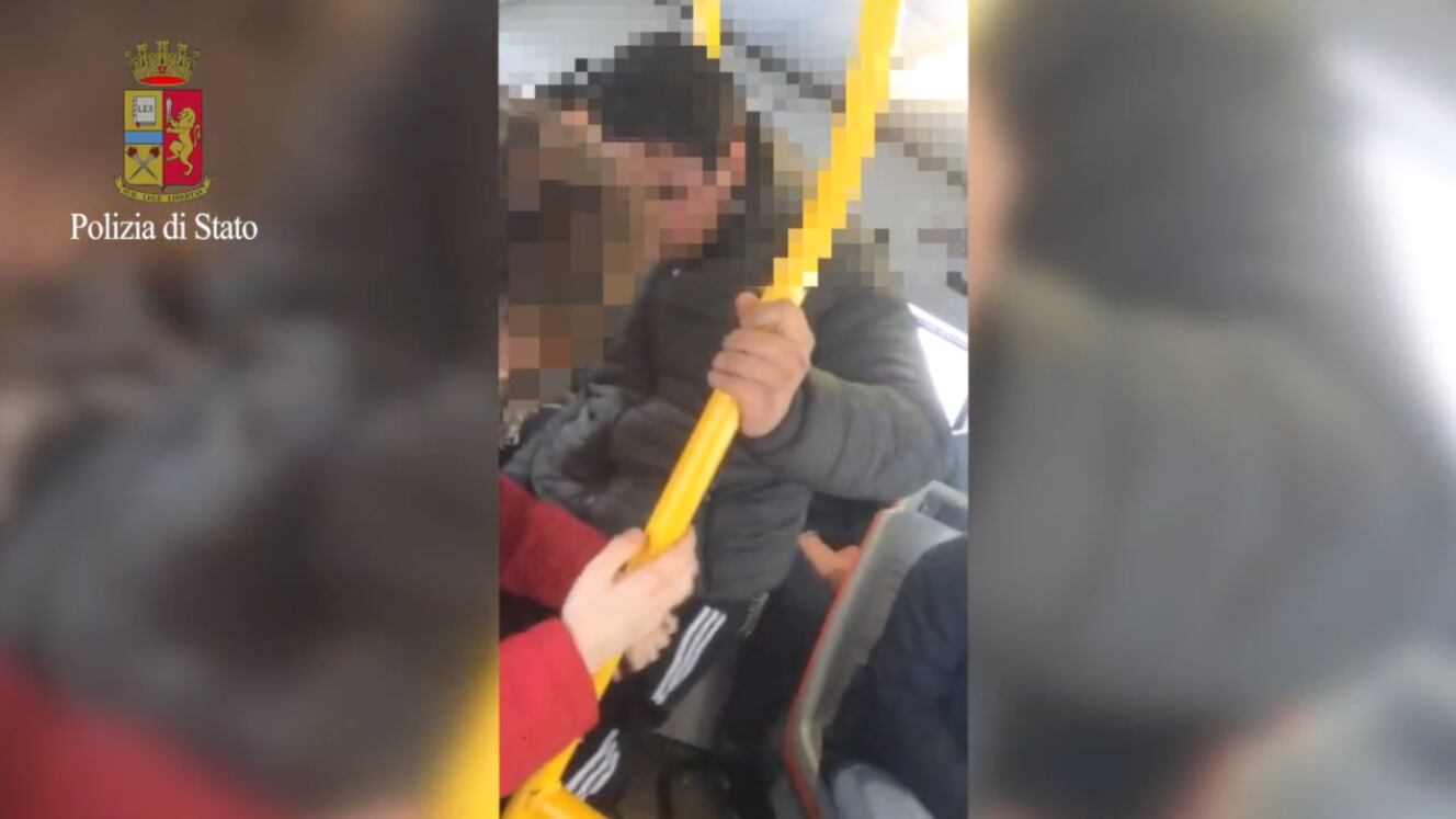 Pugni, sputi e insulti su 17enne Video incastra i tre nordafricani