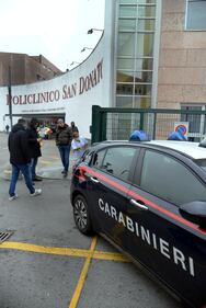 Colpito con un machete nel parcheggio dell'ospedale, grave un medico 4