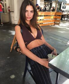 Emily Ratajkowski, capelli viola e seno hot 24