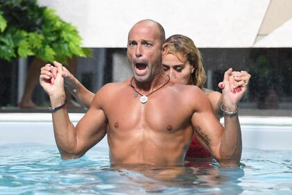Gf Vip, il bagno in piscina diventa hot 5