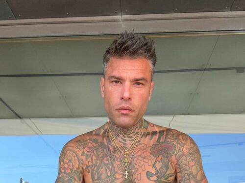 Malore in volo per Fedez: "Portato via da un'ambulanza". Come sta