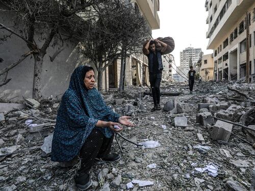 L'esodo "impossibile" dei civili da Gaza. Primi bombardamenti Netanyahu: "È l'inizio"