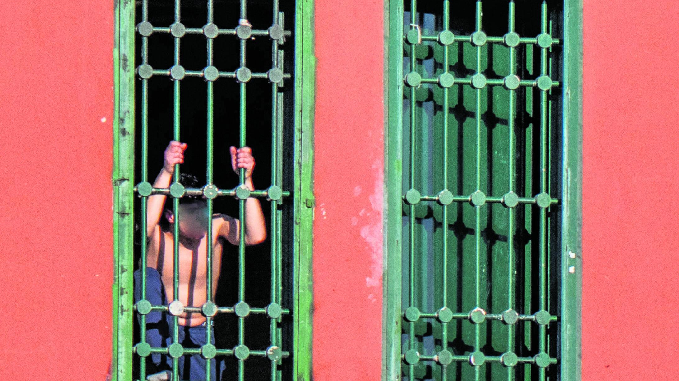 "Emergenza carceri intollerabile". E oggi Delpini entra al Beccaria