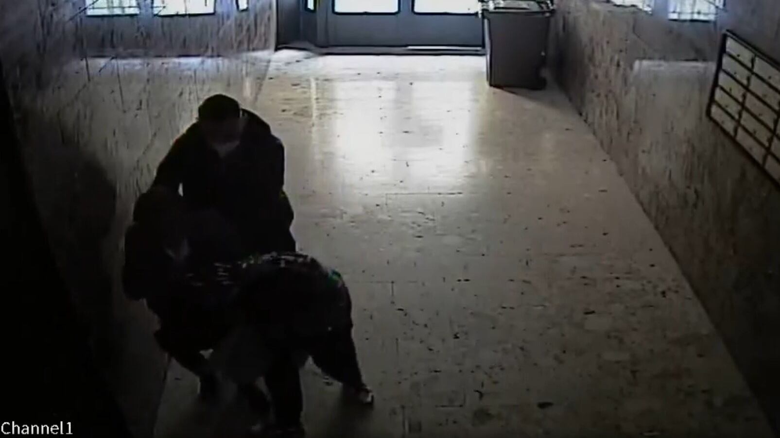Non vuole perdere la fede del marito, 76enne aggredita dai rapinatori