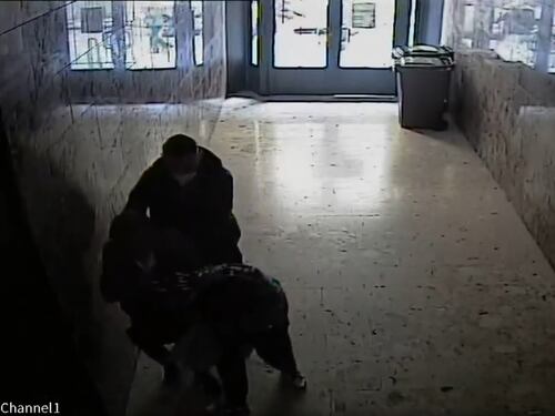 Non vuole perdere la fede del marito, 76enne aggredita dai rapinatori