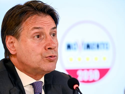 Giuseppi in ritirata cede al premier. Prima tenta il blitz ma poi i 5s votano l'invio delle armi