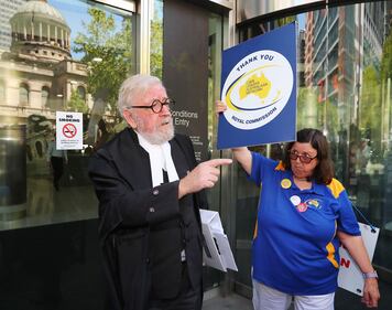 La manifestazione contro il cardinale Pell fuori dal tribunale di Melbourne 3