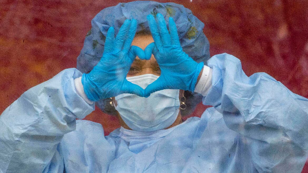 Il Coronavirus ha ucciso tutte le frasi fatte: New York dorme e Lourdes non fa miracoli